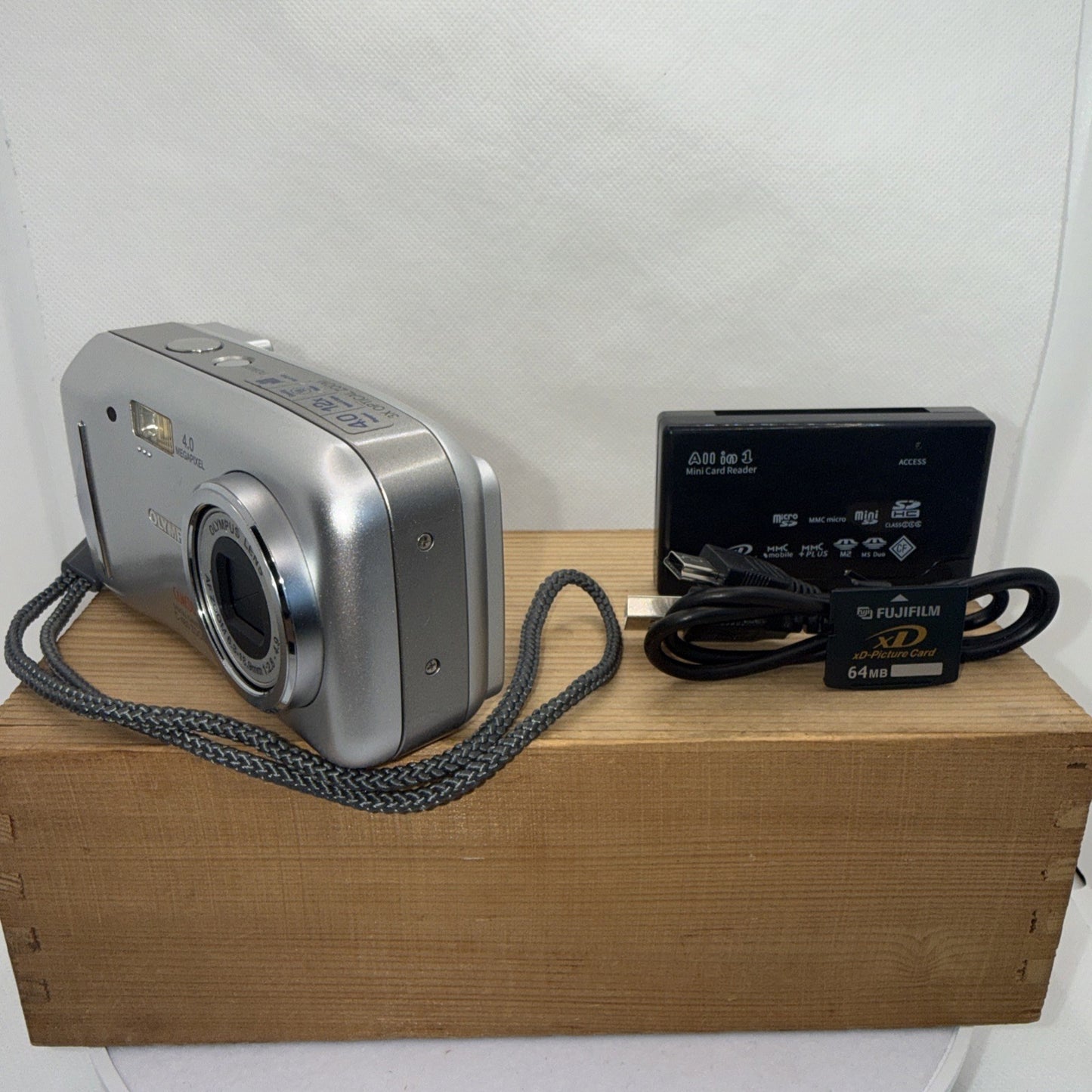 Olympus Camedia C-480 Zoom 4MP Digital Camera Working + XD Card & Reader VGC