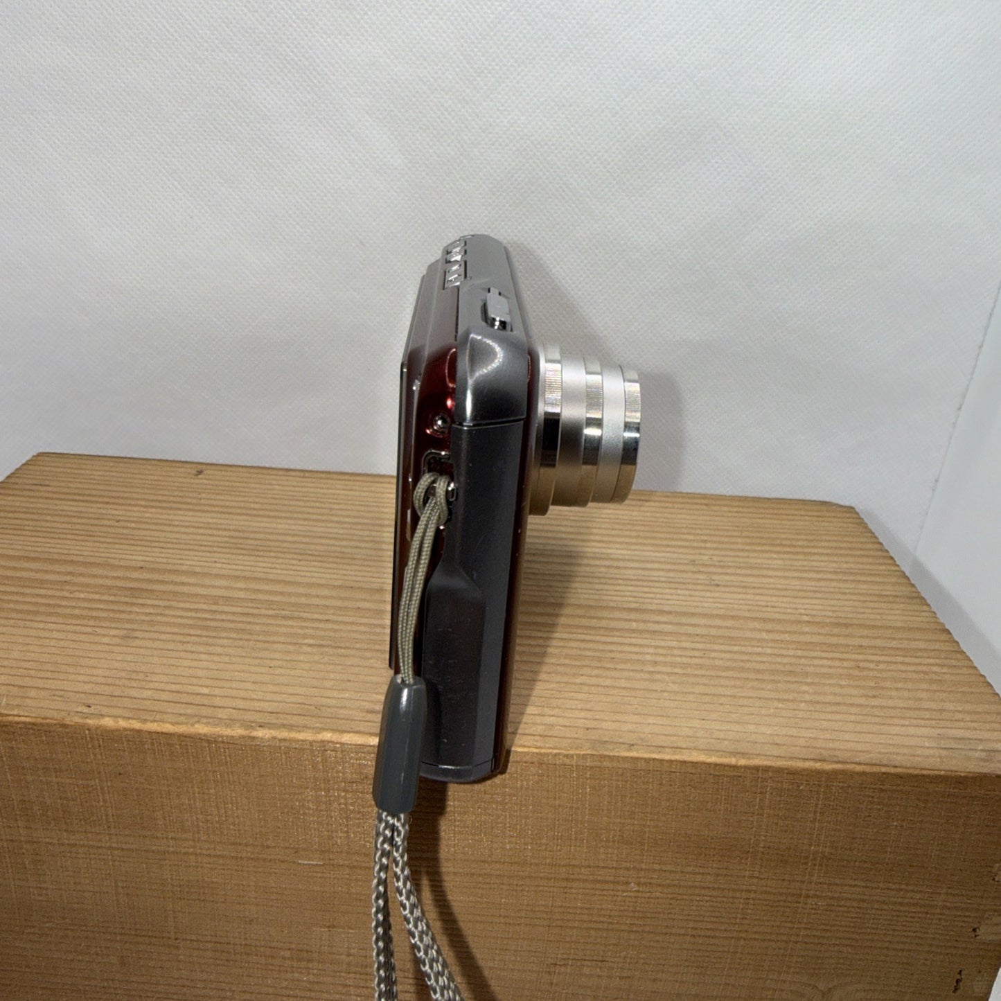Casio EXILIM CARD EX-S880 8.1MP Digital Camera Tested + Charger Battery 1GB SD7