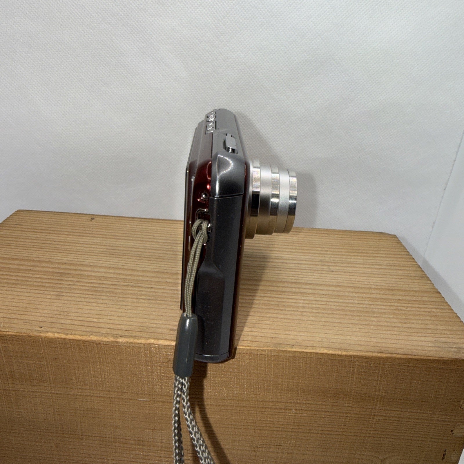 Casio EXILIM CARD EX-S880 8.1MP Digital Camera Tested + Charger Battery 1GB SD7
