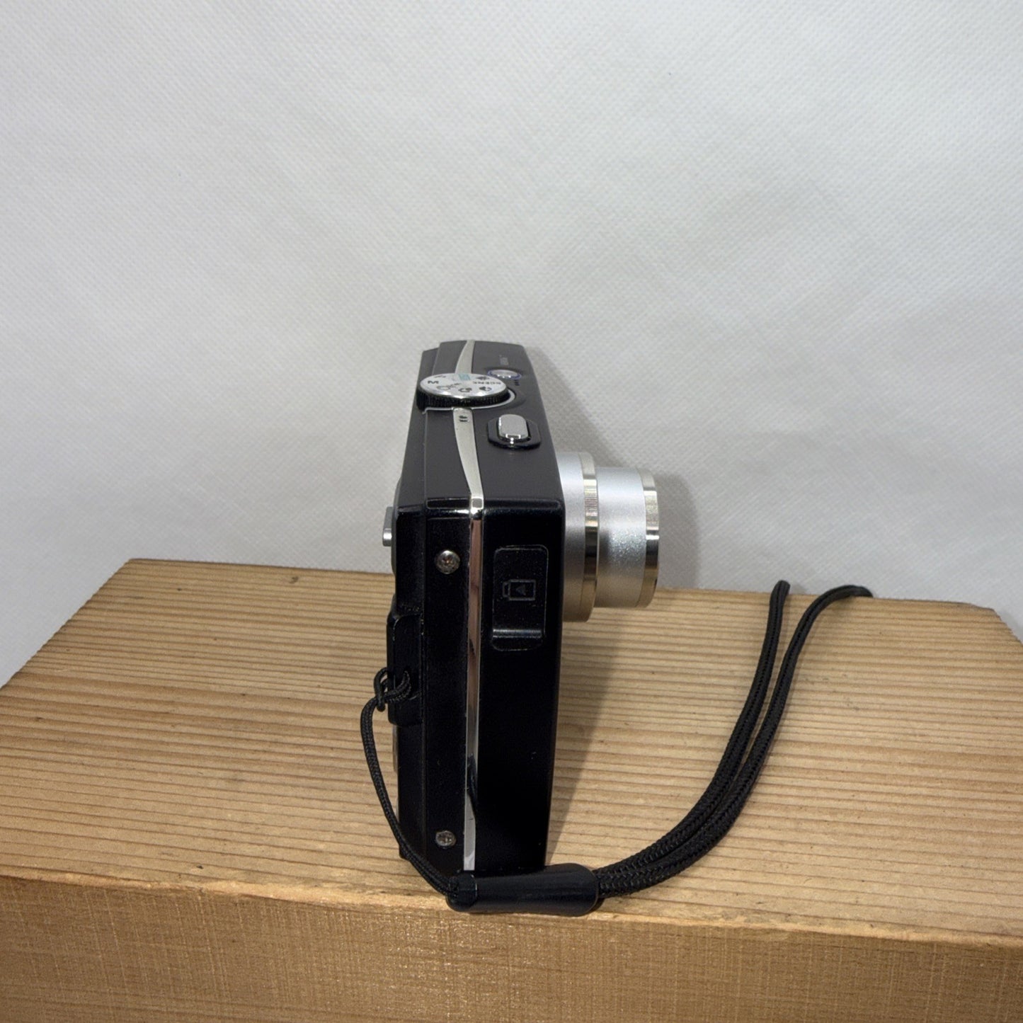 Samsung L100 8.2MP Digital Camera Tested *Minor damage + Charger Battery 4GB
