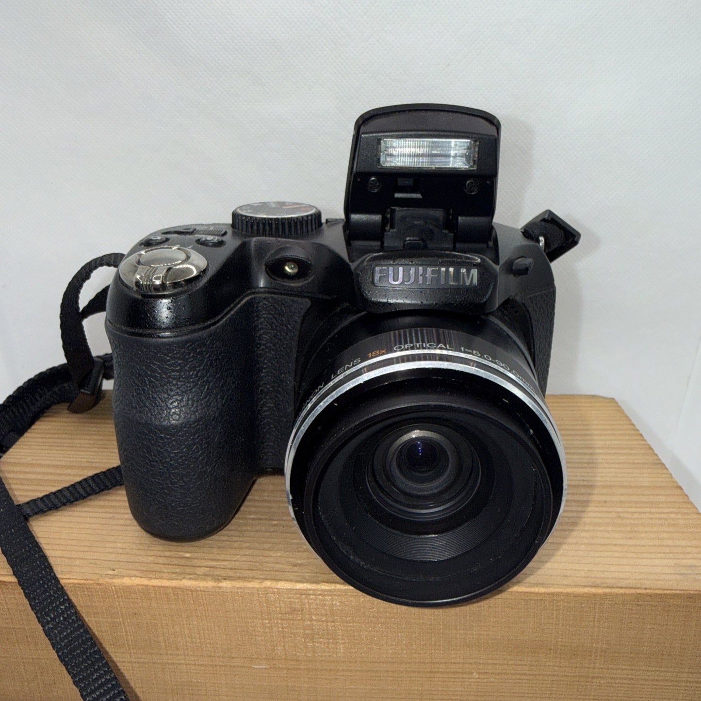 Fujifilm FinePix S1800 Digital Camera 12MP Tested Plus 4GB SD Card & Gifts