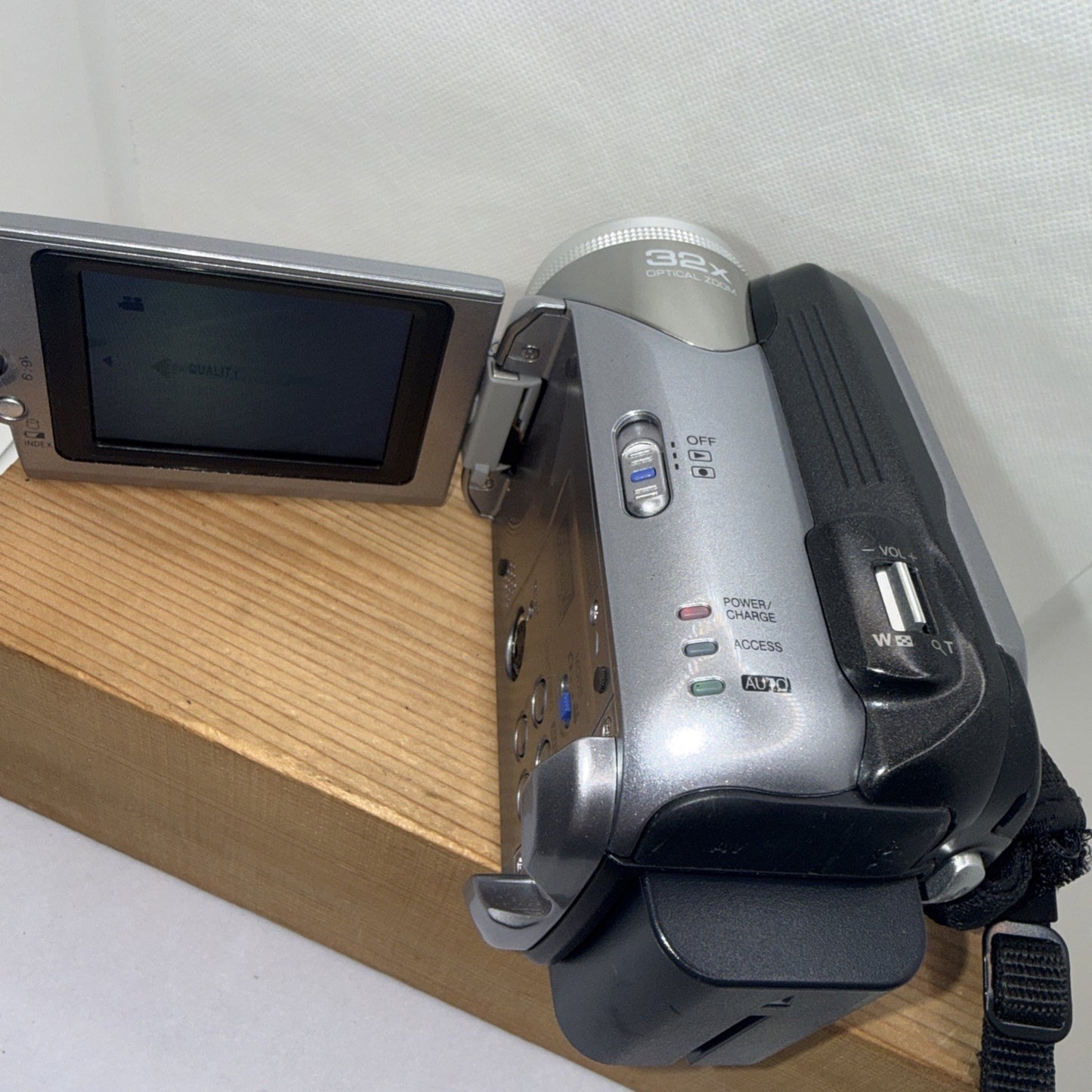 JVC Everio Gz-Mg21ek 20GB Hdd Camcorder + Charger Battery Usb Cable & Camera Bag