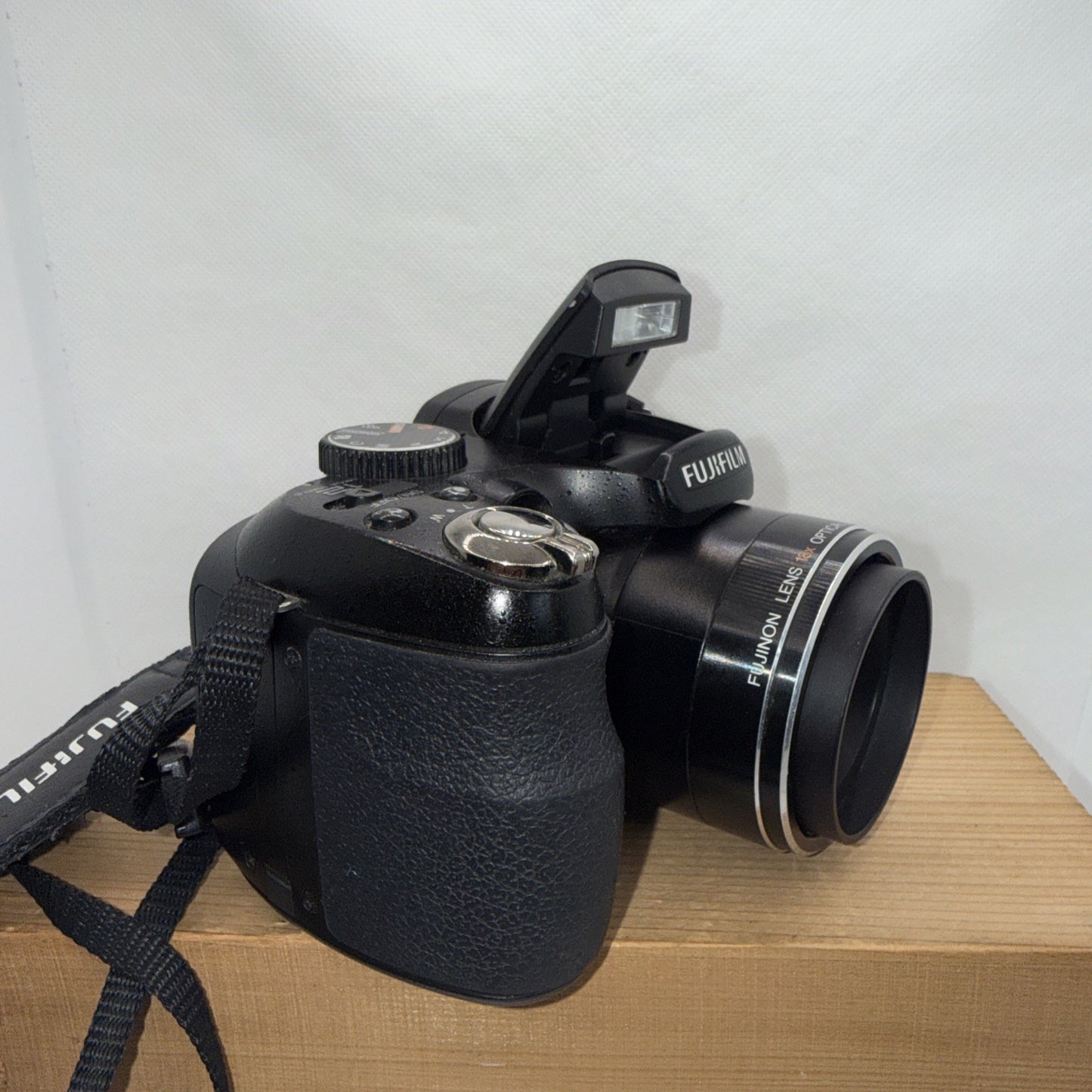 Fujifilm FinePix S1800 Digital Camera 12MP Tested Plus 4GB SD Card & Gifts