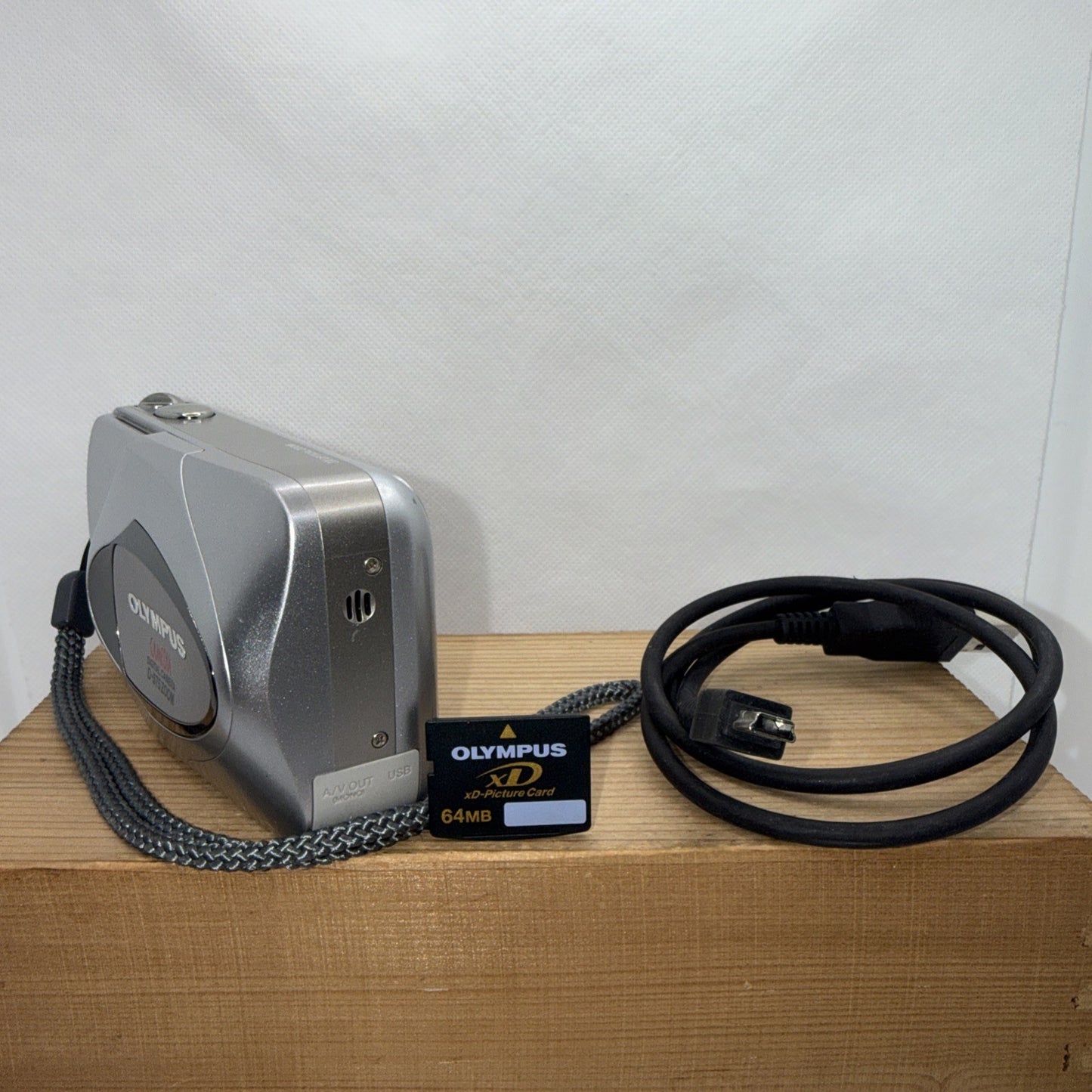 Olympus D-575 Zoom 3.2MP Digital Camera Tested + Memory Card USB Cable Case