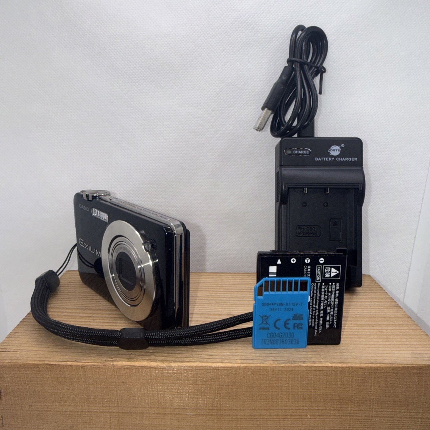 Casio Exilim EX-S12 12.1 MP SLIM Digital Camera Tested + Charger Battery 4GB SD