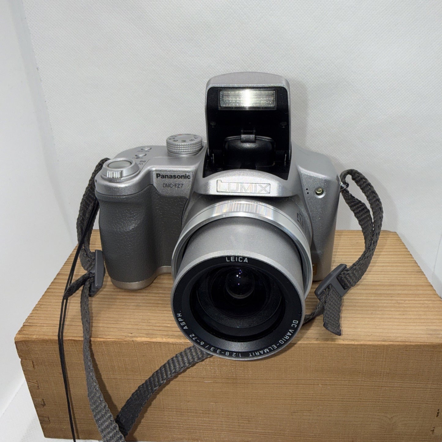 Panasonic Lumix DMC-FZ7 6.0MP Digital Camera Tested + Charger Battery 4GB SD