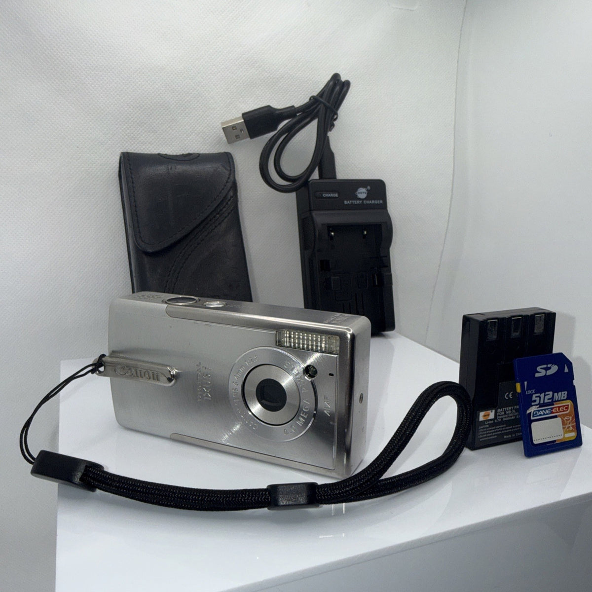 Digital Camera Canon IXUS i 4MP Compact Tested + Charger Battery SD Card & Case