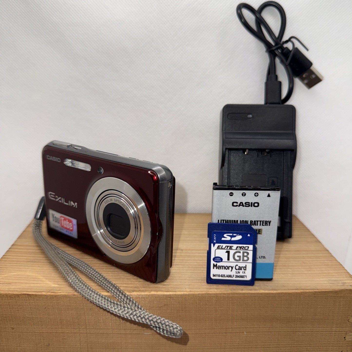 Casio EXILIM CARD EX-S880 8.1MP Digital Camera Tested + Charger Battery 1GB SD0