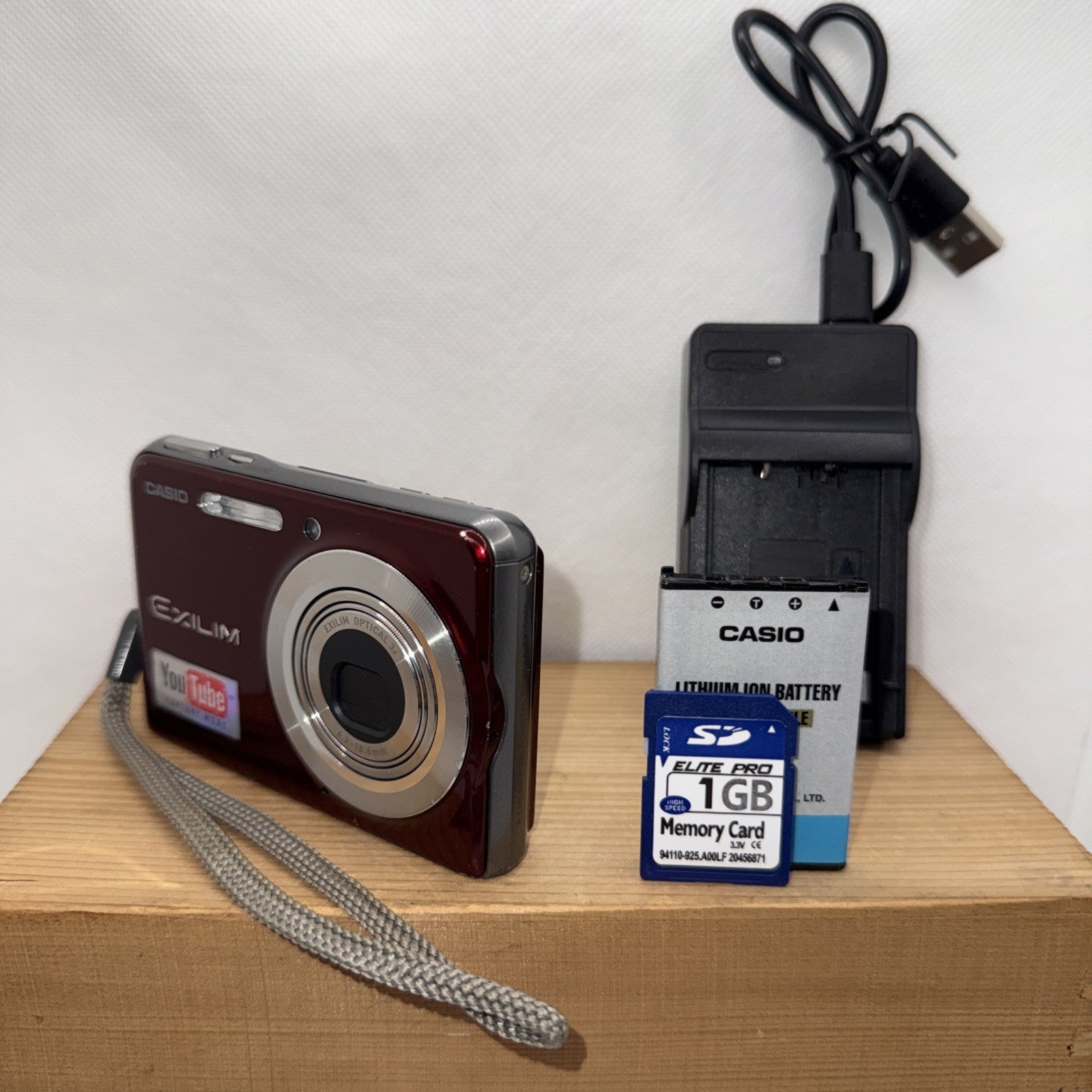 Casio EXILIM CARD EX-S880 8.1MP Digital Camera Tested + Charger Battery 1GB SD0