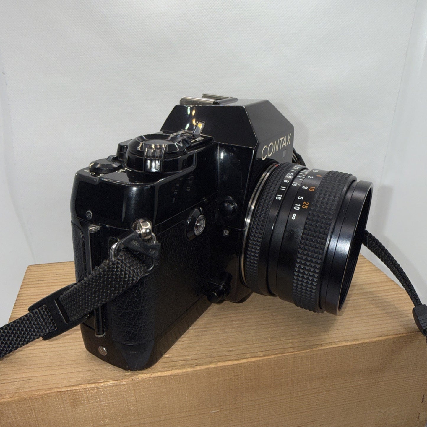 Contax 137 MD Quartz 068248 Camera Carl Zeiss Tested Plus Case - Good Condition