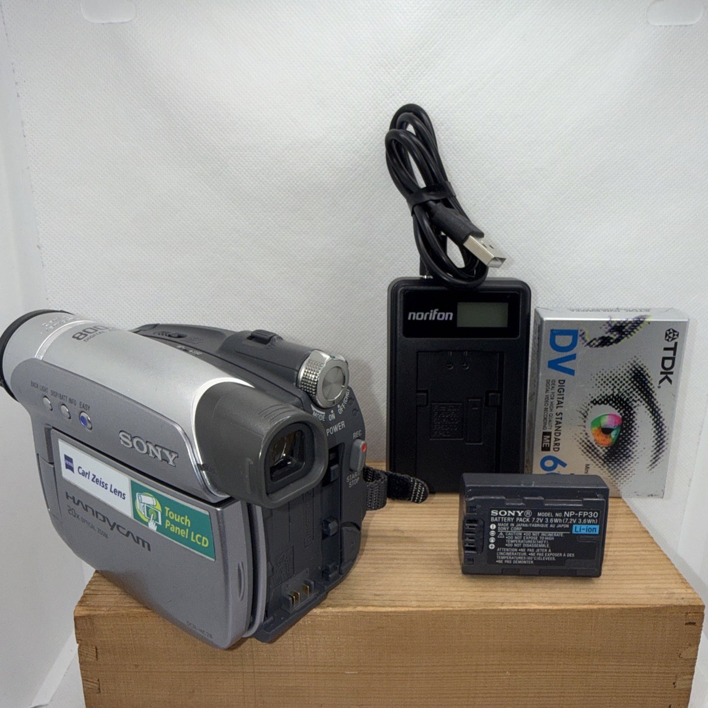 Sony DCR-HC28 NTSC / PAL MiniDV Handycam Camcorder 20x Zoom Video Camera Tested