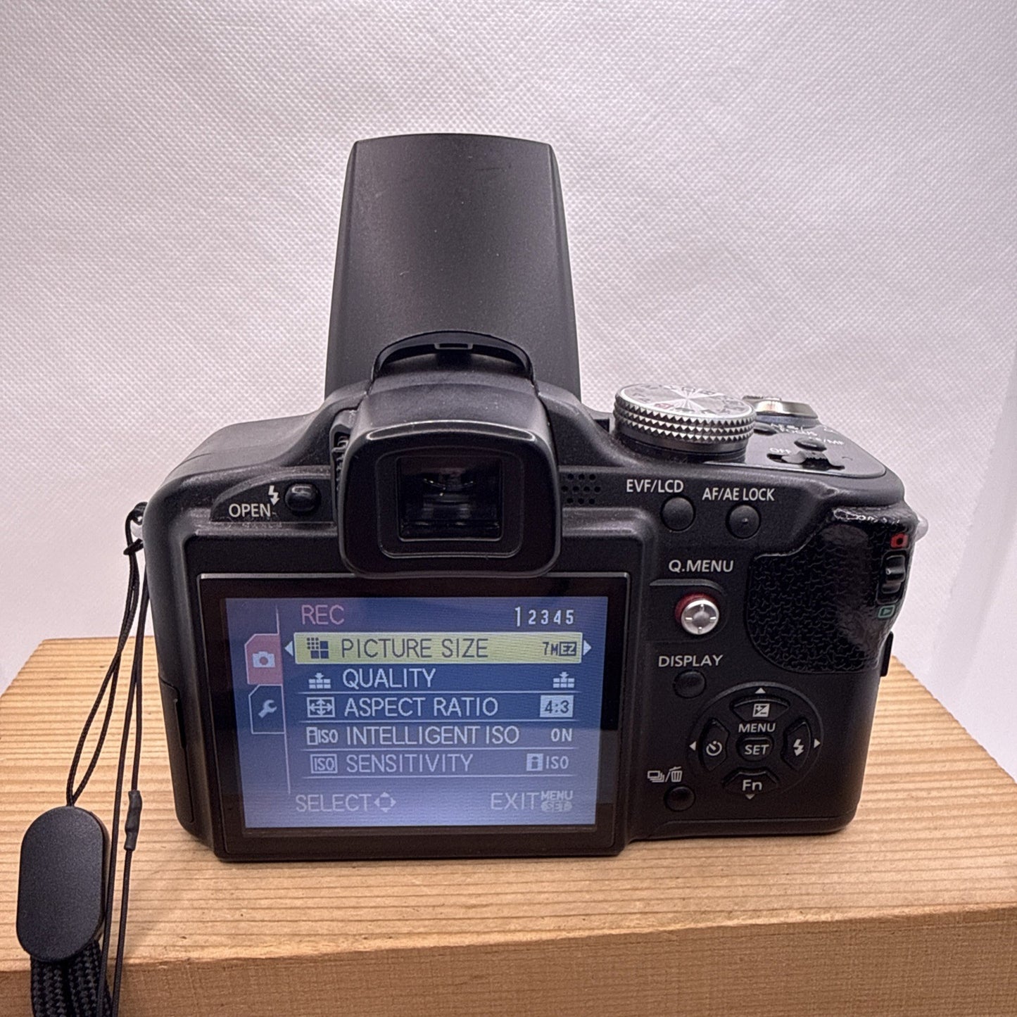 Panasonic Lumix DMC-FZ28 10MP Digital Bridge Camera Tested + Charger Battery 4GB