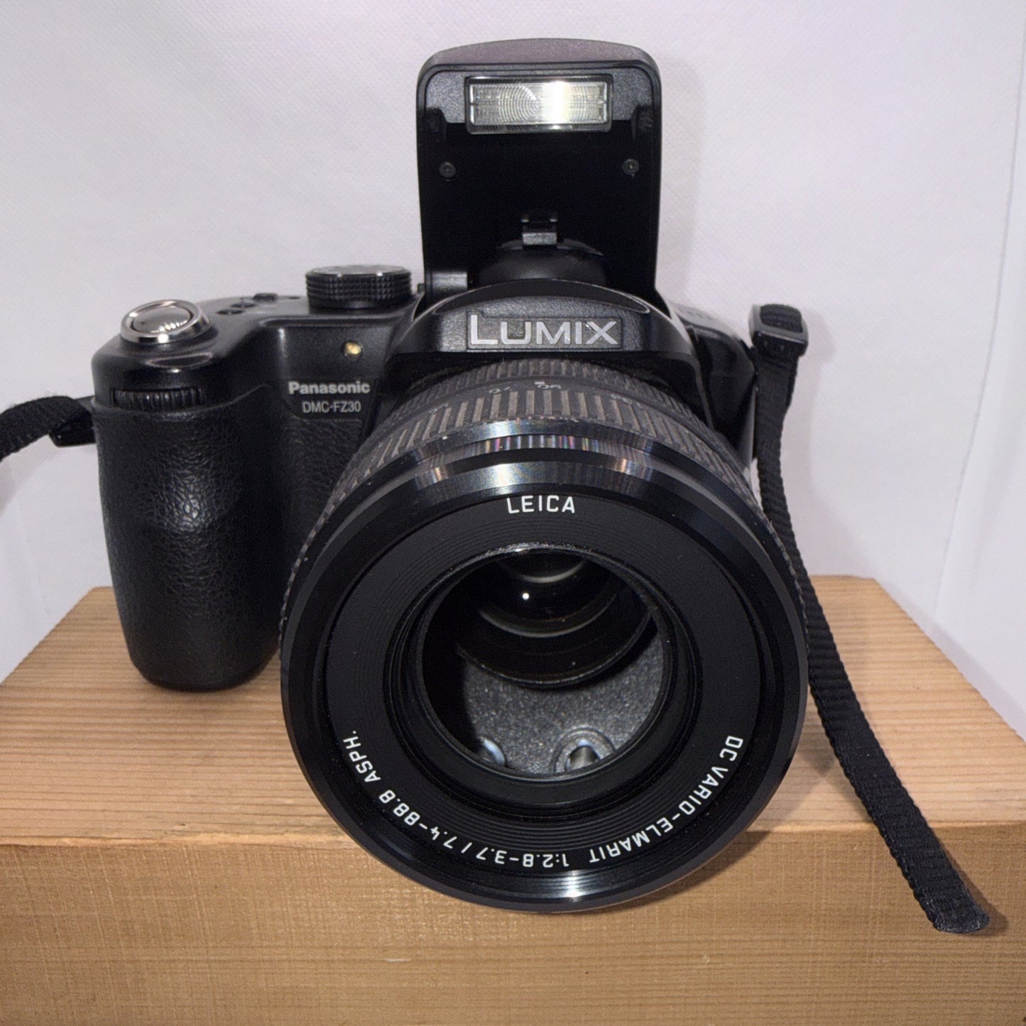 Panasonic Lumix DMC-FZ30 8MP Digital Camera Tested + Charger Battery SD Case