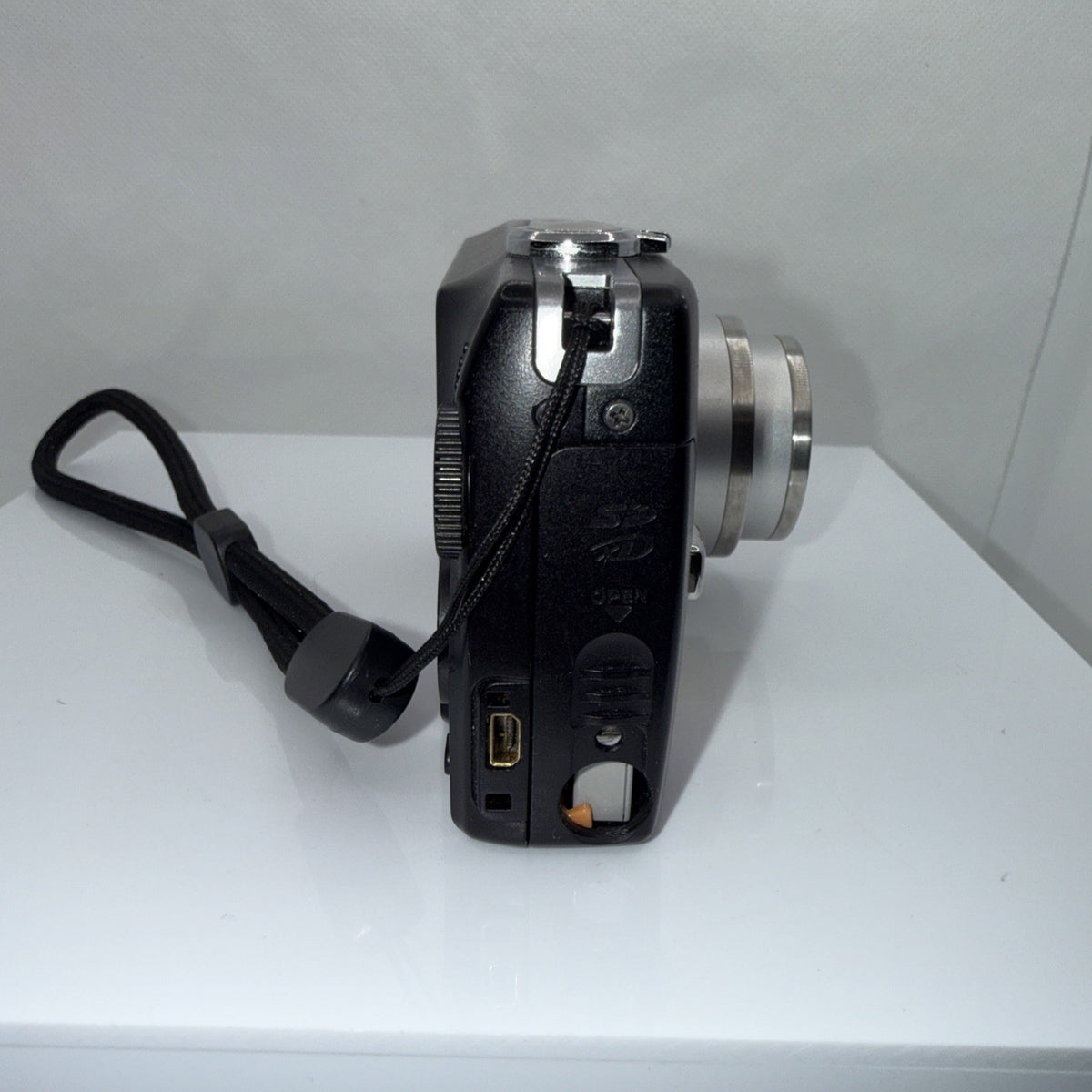 Fujifilm FinePix F480 Digital Camera 8.2MP Tested + Charger Battery Memory