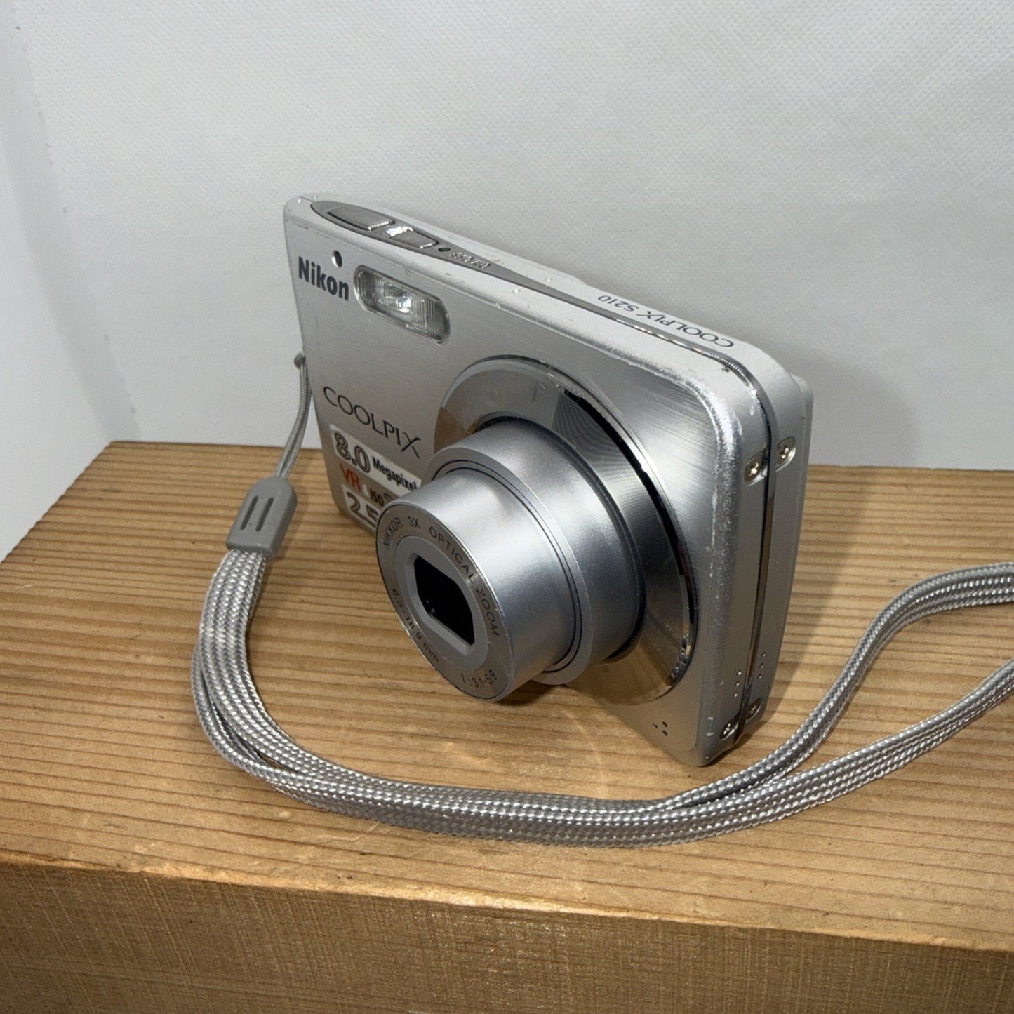 Nikon Coolpix S210 8MP Digital Camera Tested (some dead pixels on screen) Bundle