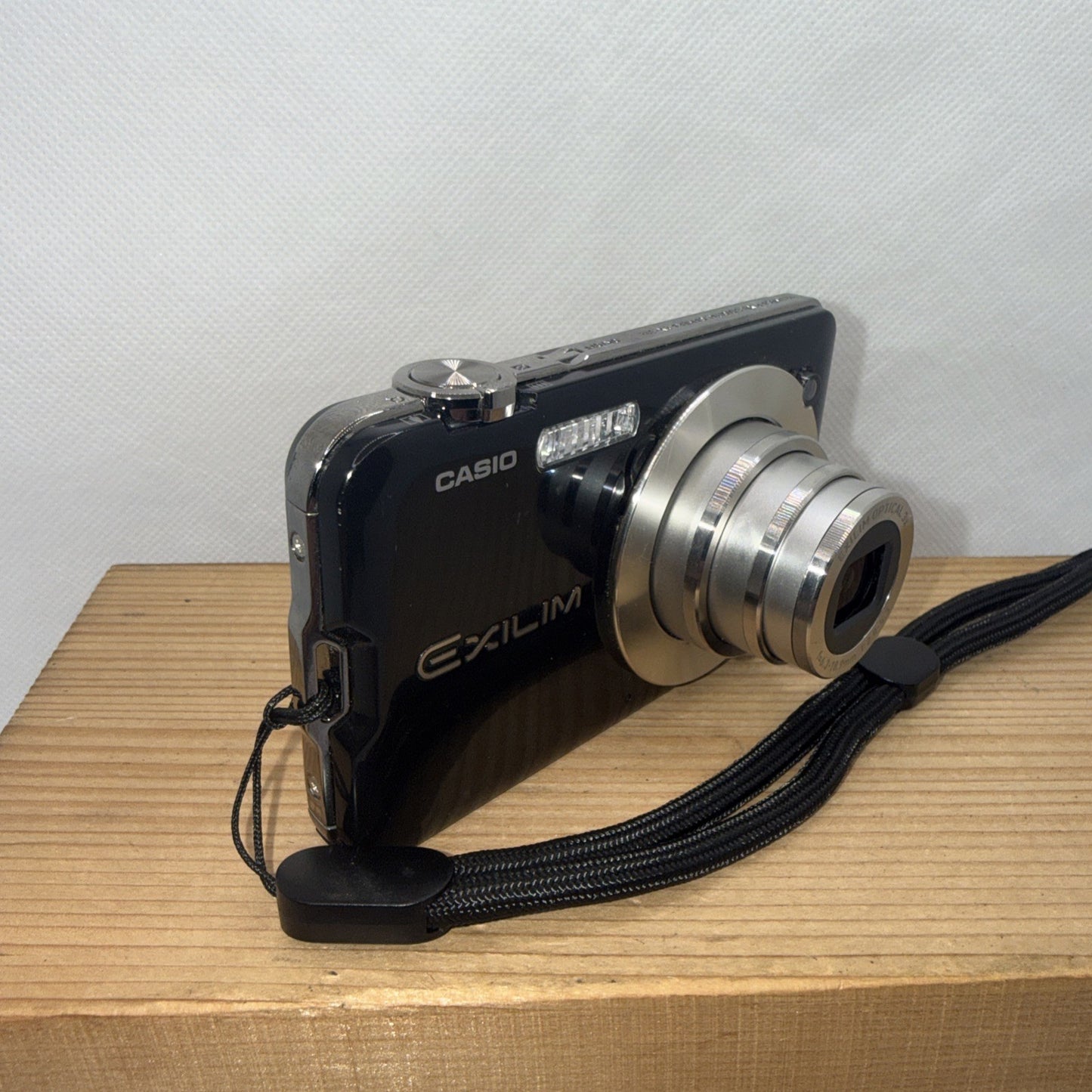Casio Exilim EX-S12 12.1 MP SLIM Digital Camera Tested + Charger Battery 4GB SD