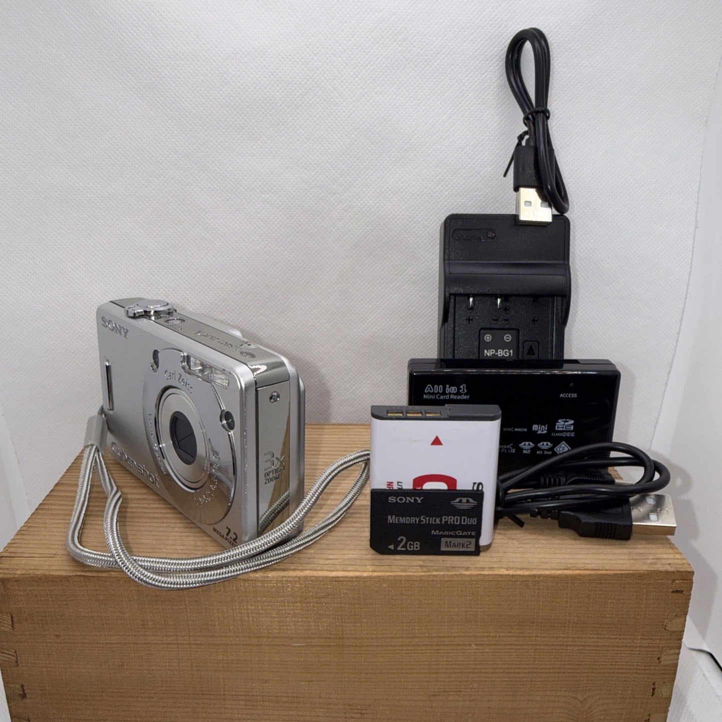 Sony Cyber-shot DSC-W70 7.2MP Digital Camera Tested + Charger Battery Memory