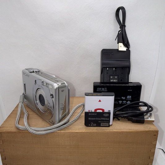 Sony Cyber-shot DSC-W70 7.2MP Digital Camera Tested + Charger Battery Memory