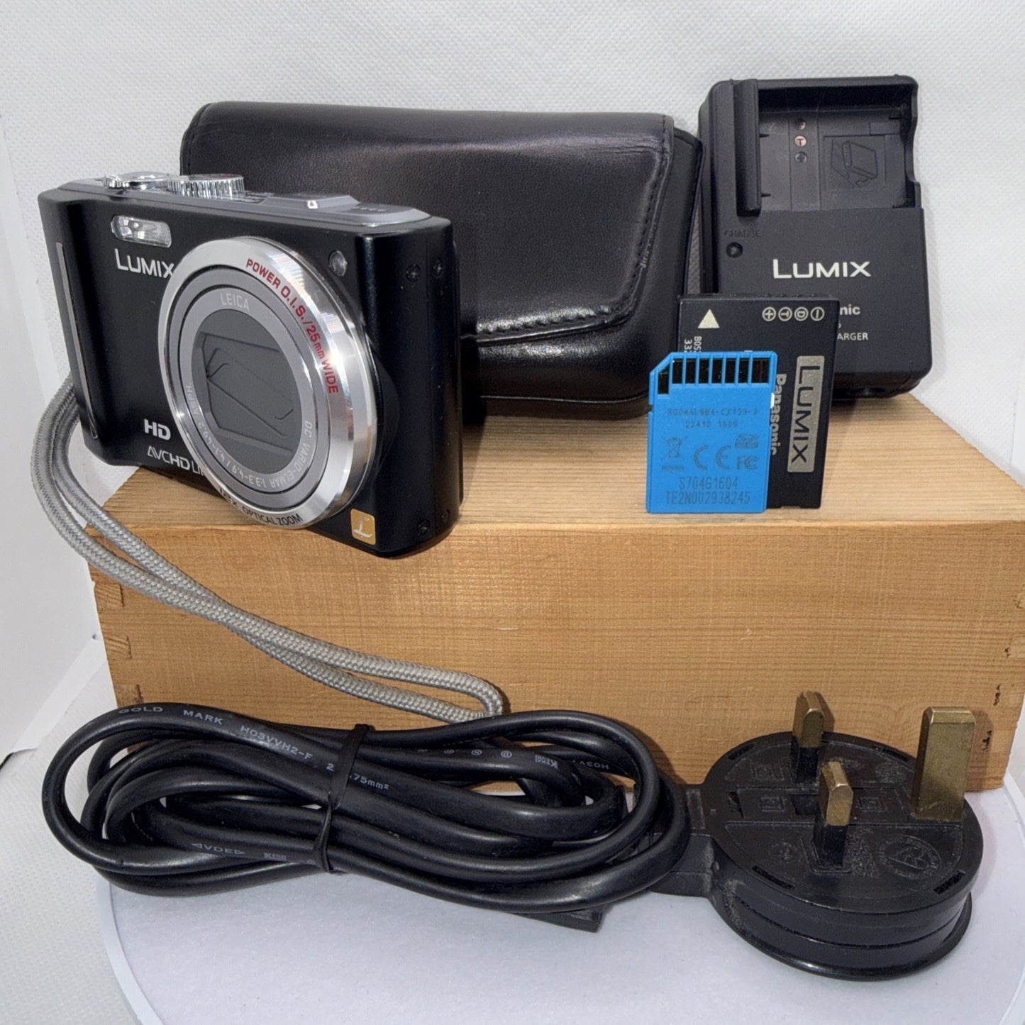 Panasonic Lumix DMC-TZ10 Digital Camera Tested *Minor screen issue + Accessories