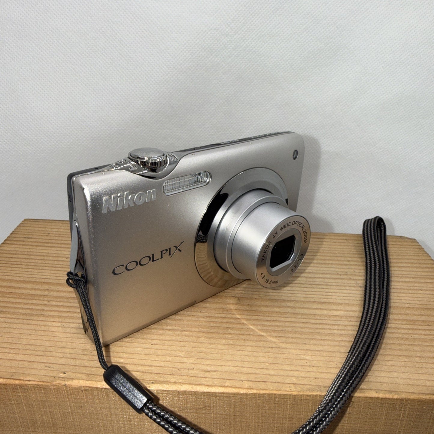 Nikon COOLPIX S3000 Compact Digital Camera 12MP Tested + Charger Battery 4GB SD