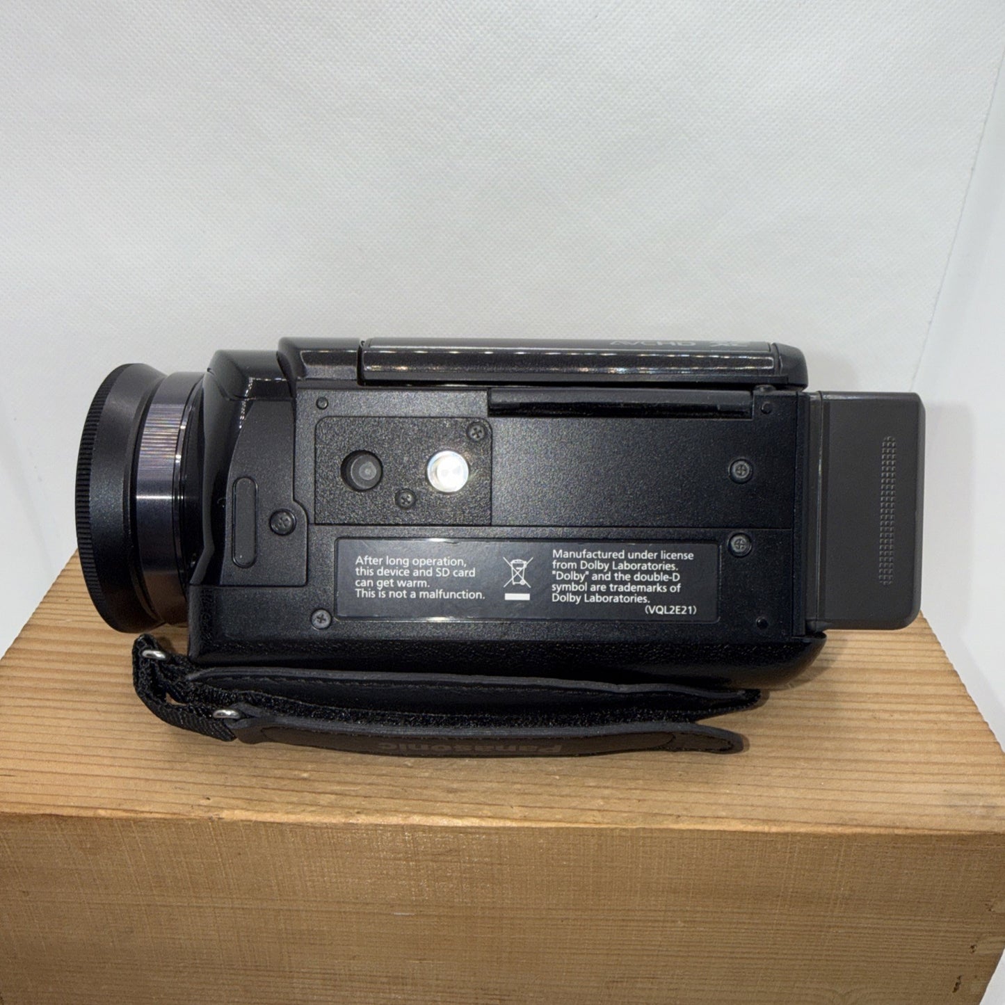 Panasonic HDC-SD200 12x Optical Zoom Full HD Camcorder + Charger Battery SD Case