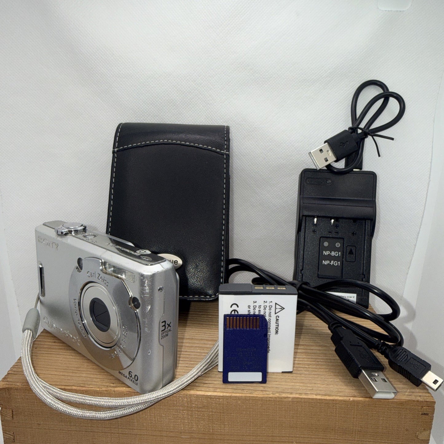 Sony Cyber-shot DSC-W30 6MP Digital Camera Tested + Charger Memory Card & Case