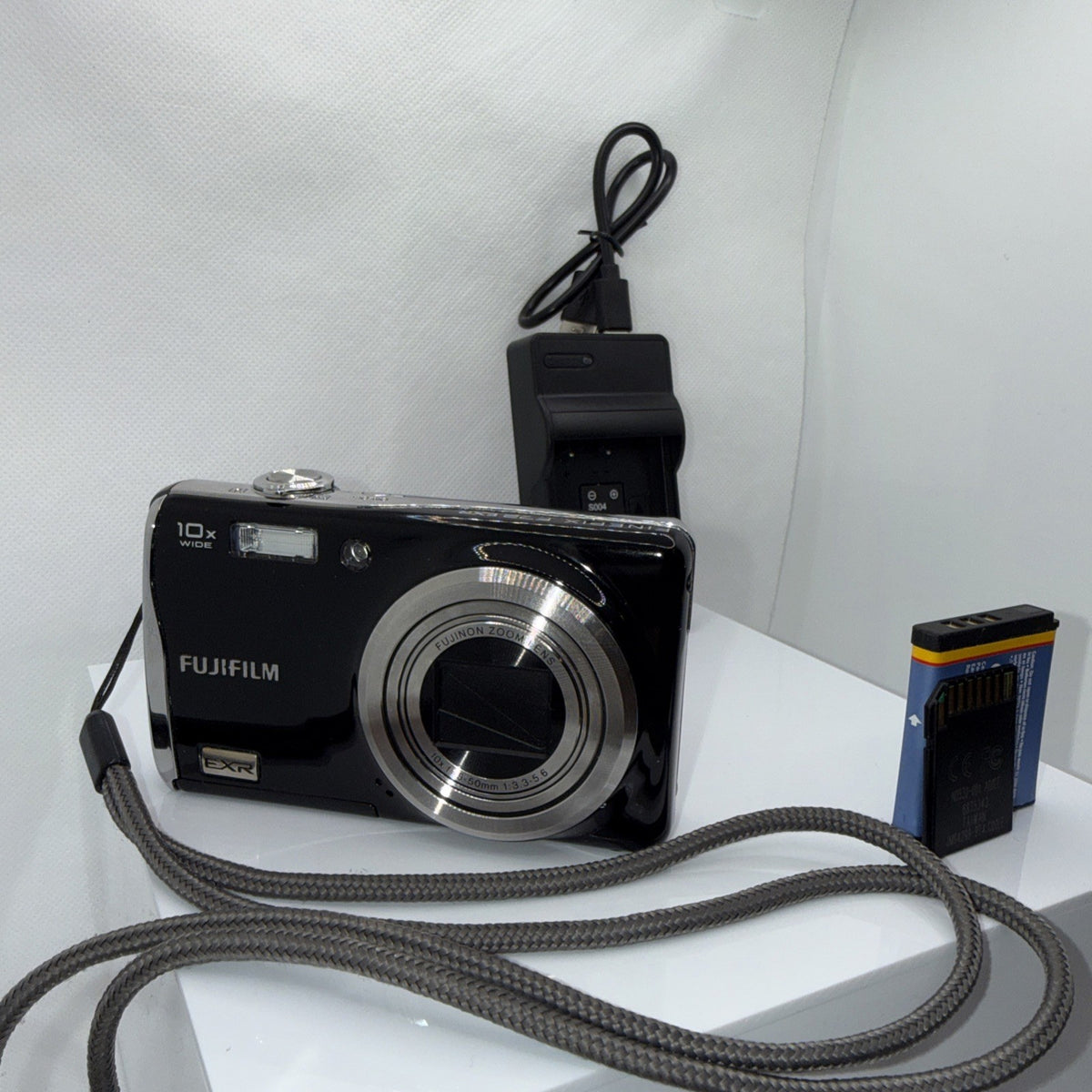 FujiFilm FinePix F72EXR 10MP Digital Camera Tested + Charger Battery 16GB SD
