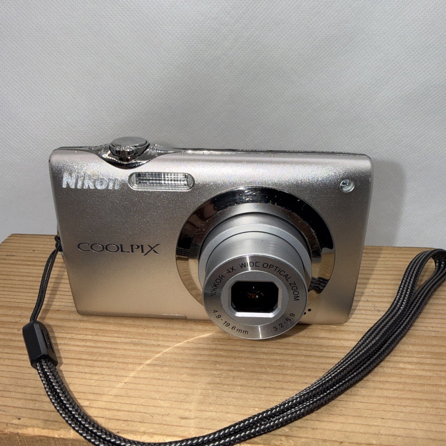 Nikon COOLPIX S3000 Compact Digital Camera 12MP Tested + Charger Battery 4GB SD