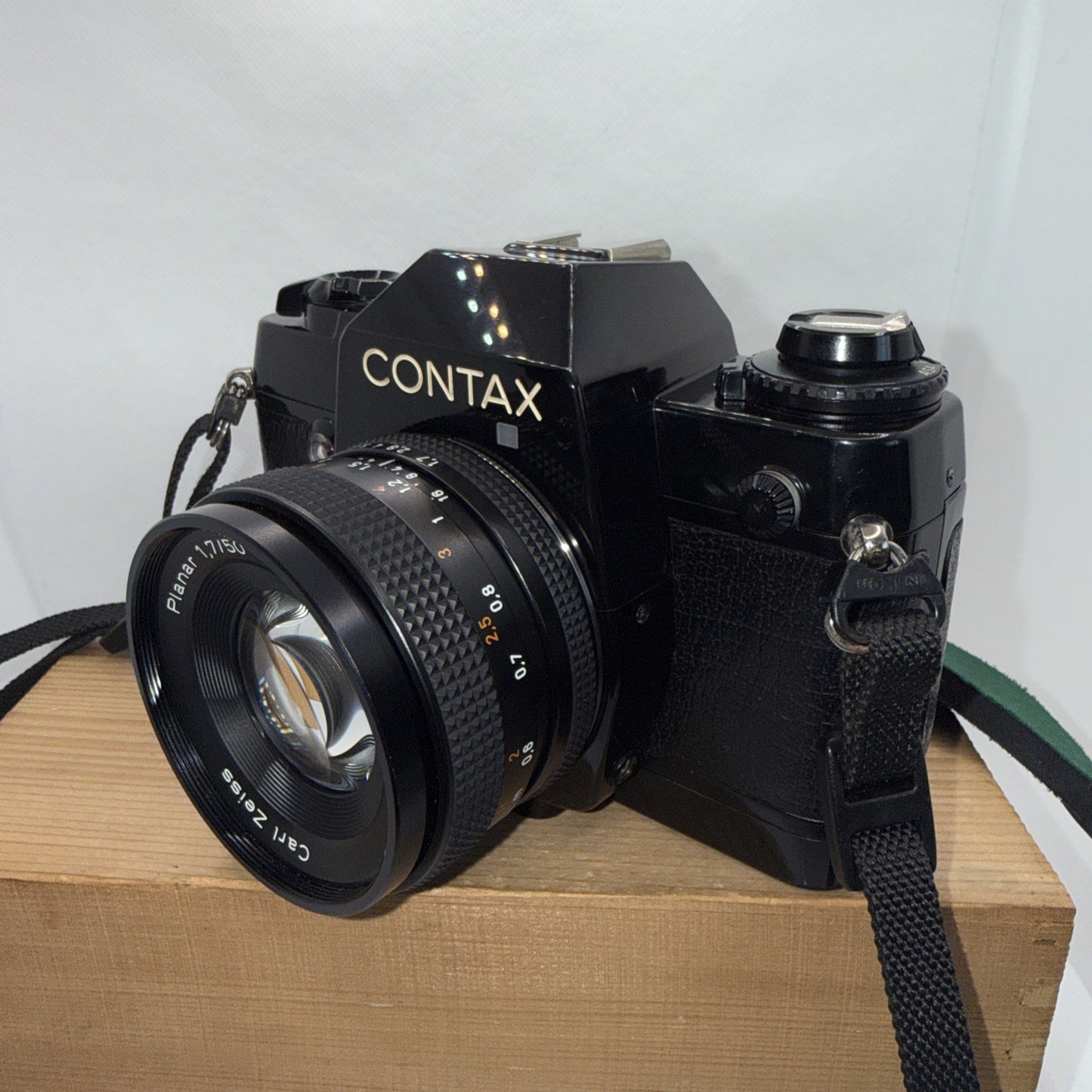 Contax 137 MD Quartz 068248 Camera Carl Zeiss Tested Plus Case - Good Condition