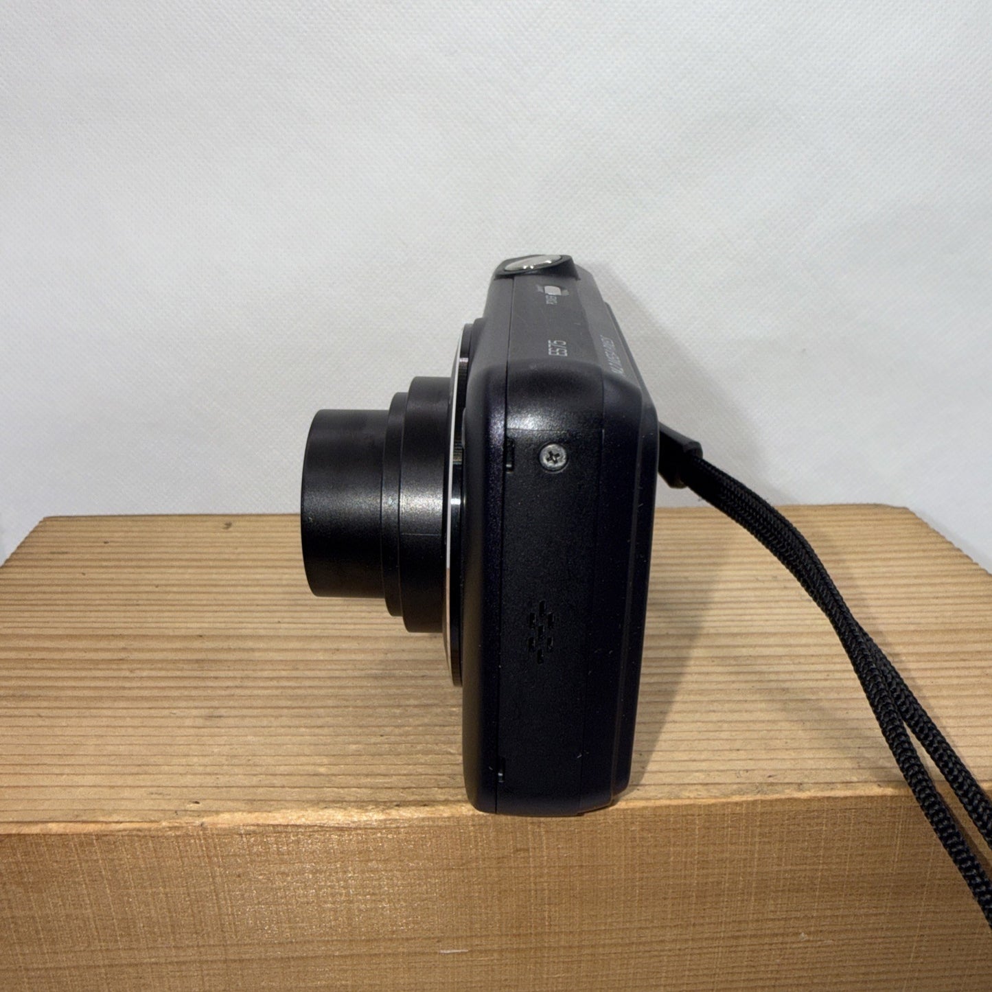 Samsung ES75 14.2MP Digital Camera Working *Minor Screen Damage* + Accessories