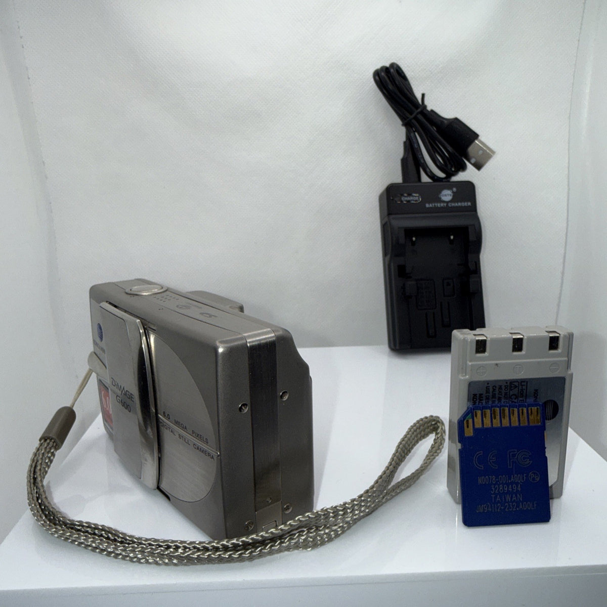 Konica Minolta Dimage G600 6MP Digital Camera Tested + Charger Battery 1GB SD