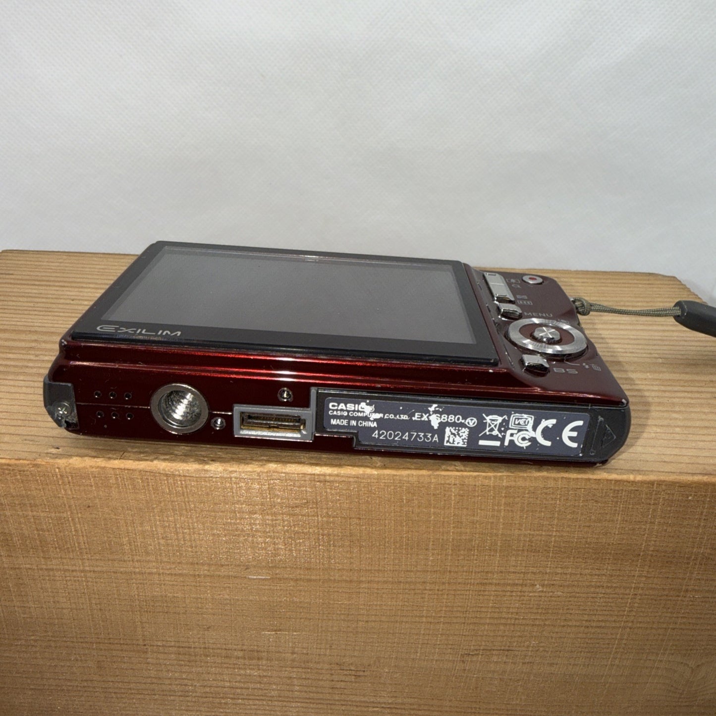 Casio EXILIM CARD EX-S880 8.1MP Digital Camera Tested + Charger Battery 1GB SD8