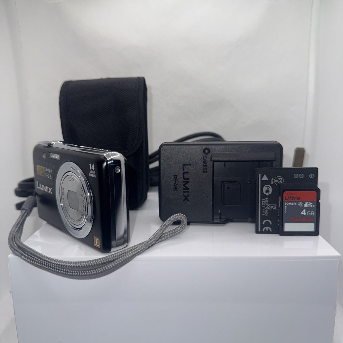 Panasonic Lumix DMC-FS41 14MP Digital Camera + Charger Battery Case 4GB SD