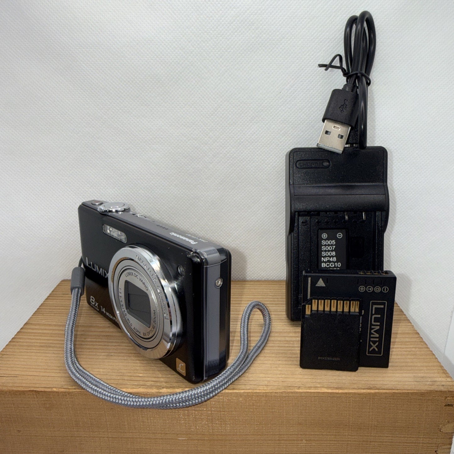 Panasonic LUMIX DMC-FS30 14.1MP Digital Camera 8x Optical Zoom - Tested