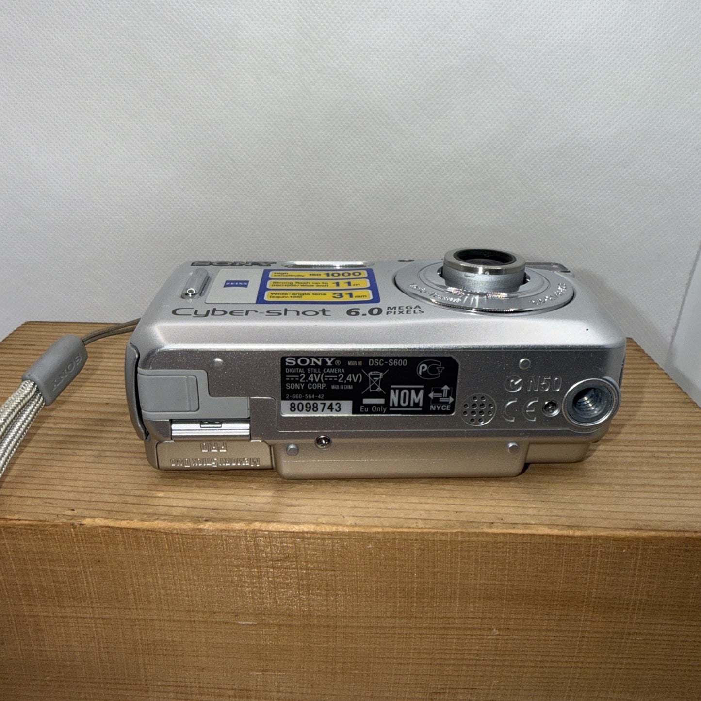Sony Cybershot DSC-S600 6.0MP Digital Camera Tested (minor battery flap issue)