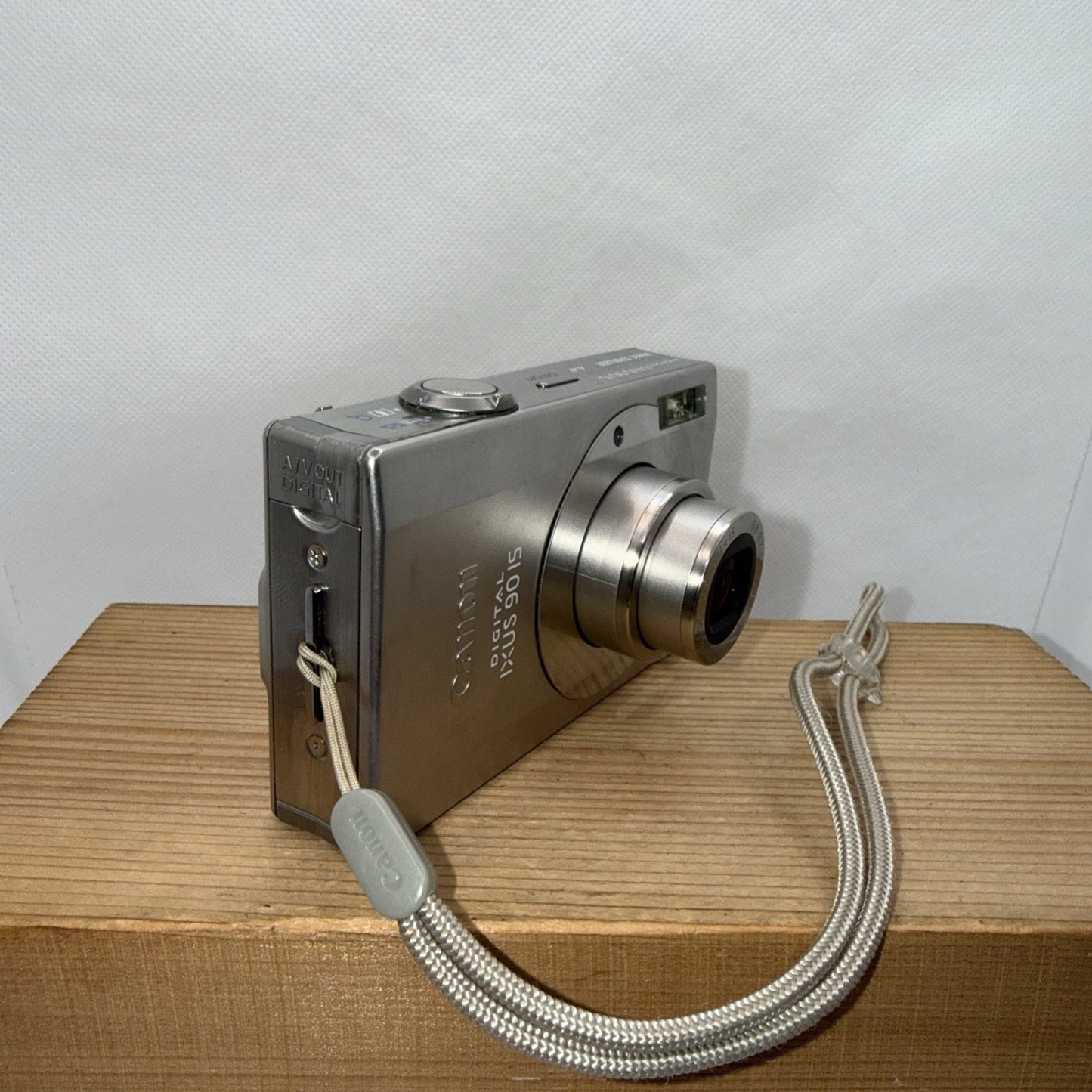 Canon IXUS 90 IS 10MP Digital Camera Tested Working + Charger Battery 4GB SD