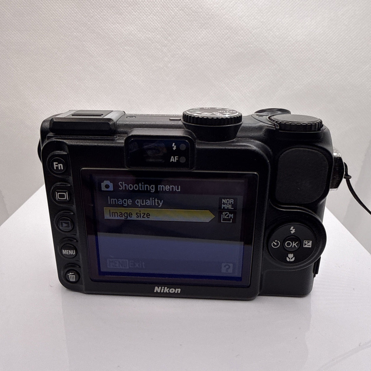 Nikon Coolpix P5100 12.1MP Digital Camera Tested Working + Charger Battery 4GB