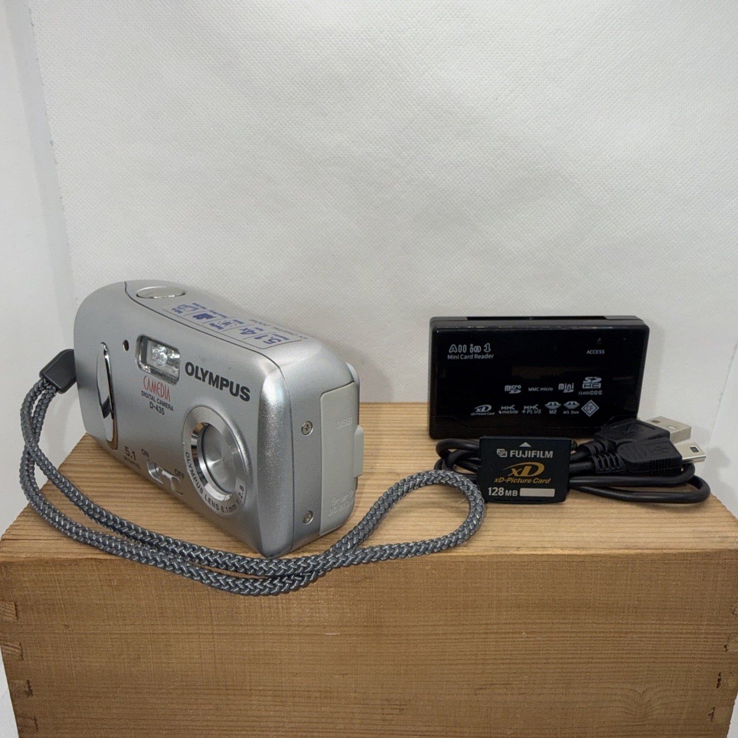 Olympus Camedia D-435 5.1MP Digital Camera Silver Tested + 128MB XD Memory Card
