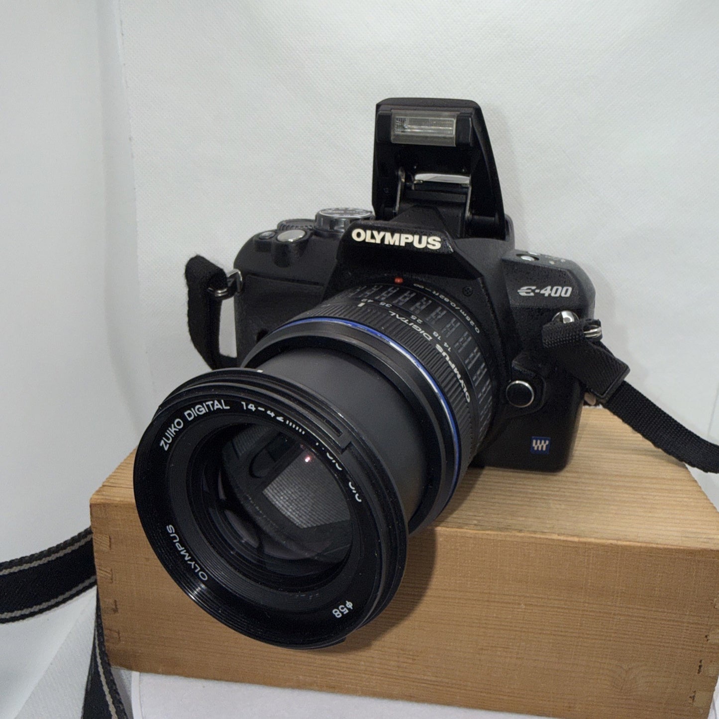 Olympus E-400 10MP Digital DSLR Camera Tested + Charger Battery Memory Case