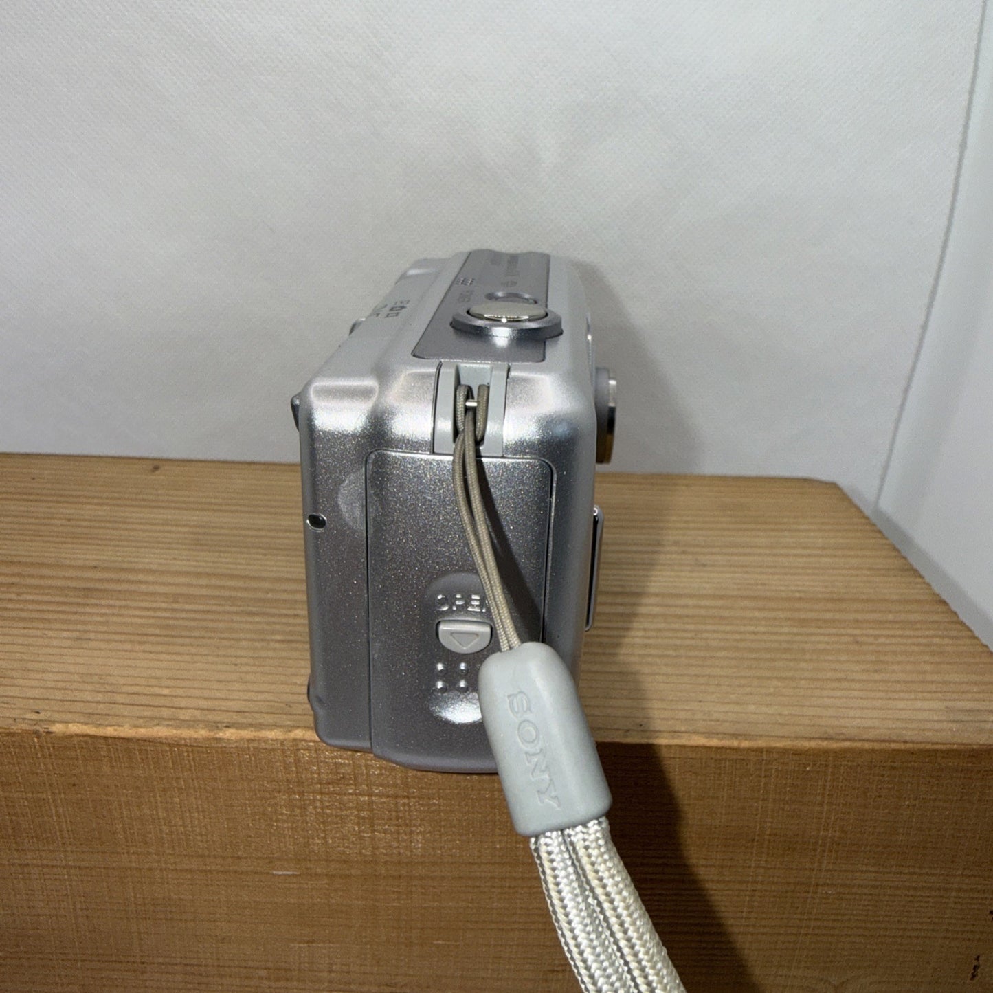 Sony Cybershot DSC-S600 6.0MP Digital Camera Tested (minor battery flap issue)
