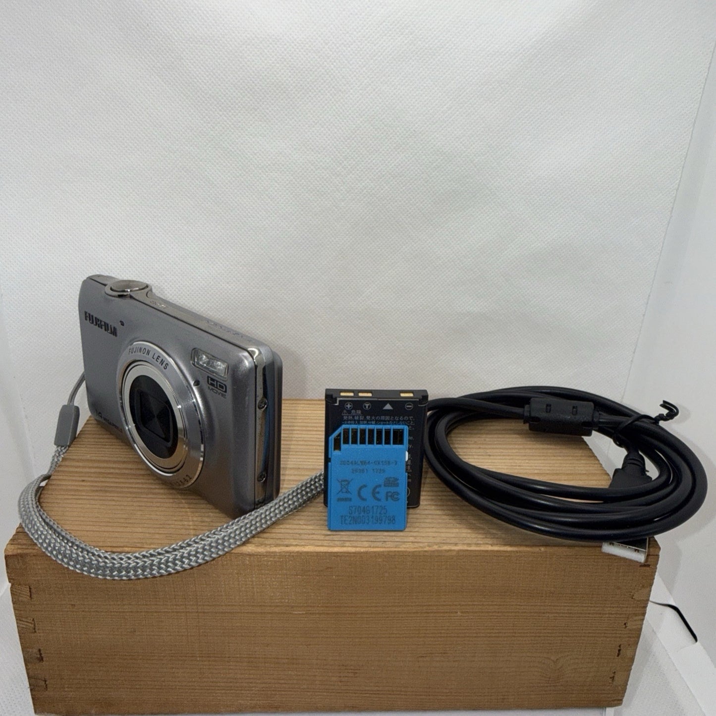 Fujifilm JX370 Digital Camera 14MP Tested Working + Charger Battery 4GB SD Card