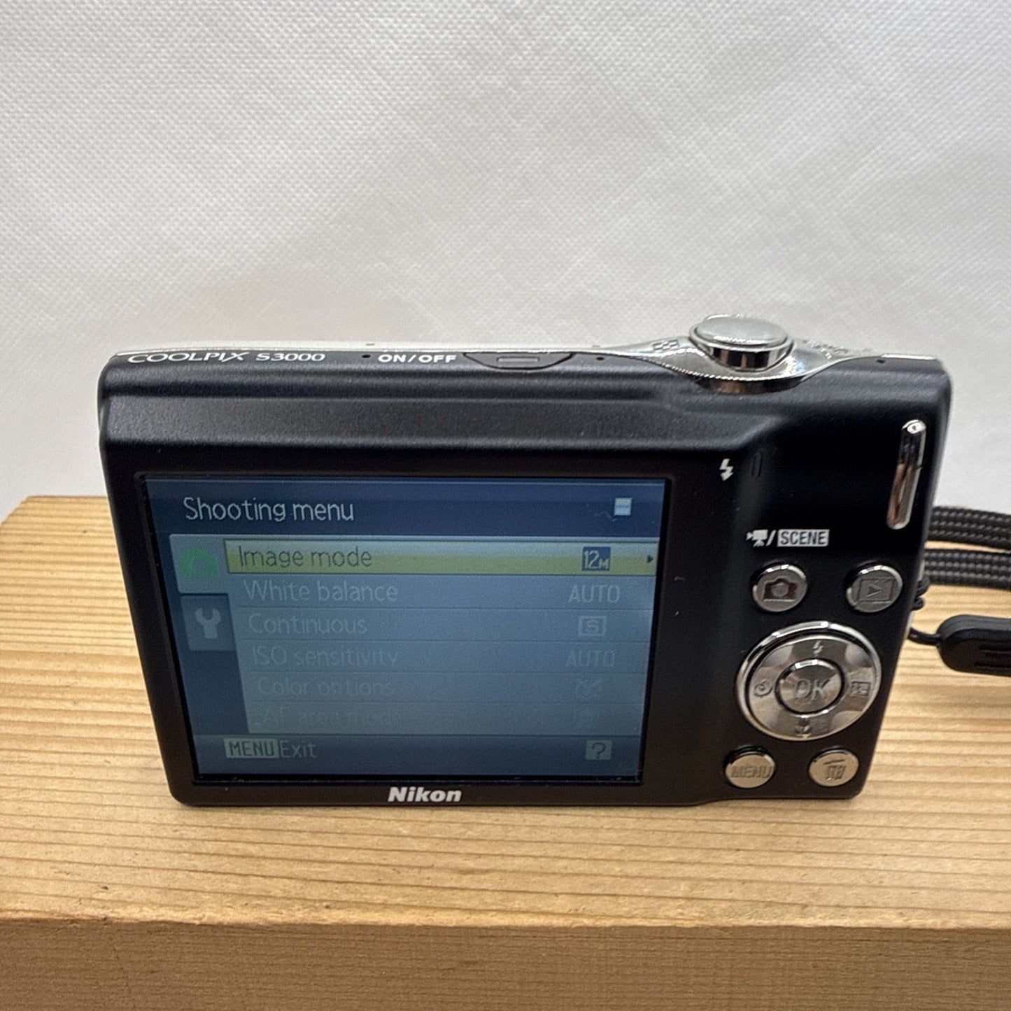 Nikon COOLPIX S3000 Compact Digital Camera 12MP Tested + Charger Battery 4GB SD
