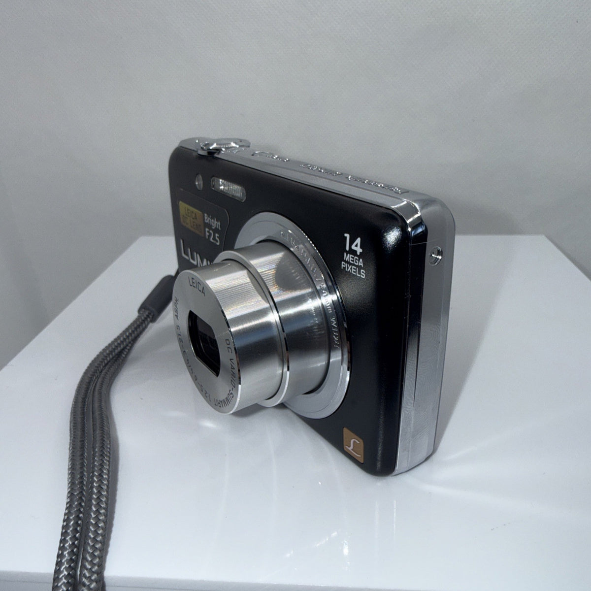 Panasonic Lumix DMC-FS41 14MP Digital Camera + Charger Battery Case 4GB SD