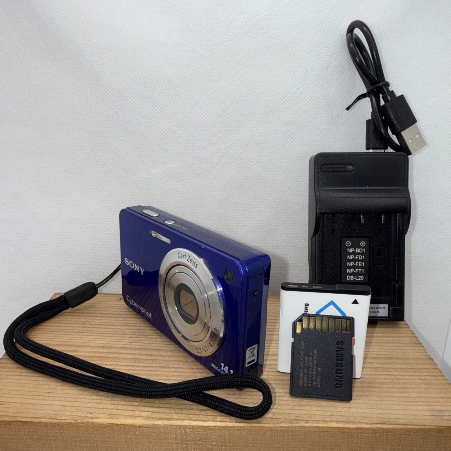 Sony Cybershot DSC-W560 14.1MP Digital Camera Tested + Charger Battery 8GB SD