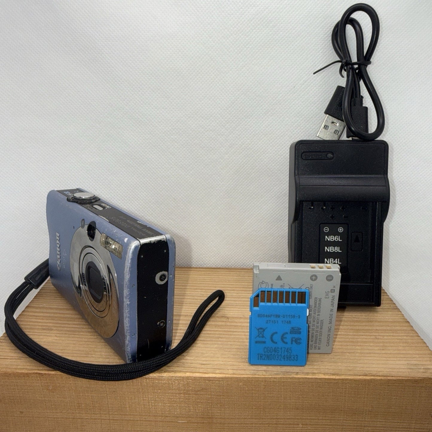 Canon IXUS 82 IS 8MP Digital Camera Tested + Charger Battery 4GB SD Card