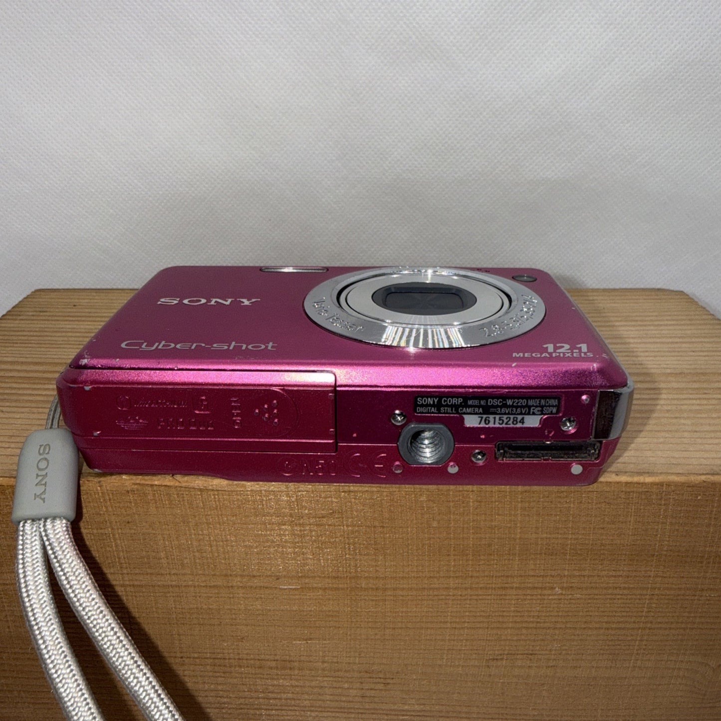 Sony Cybershot DSC-W220 Digital Compact Camera Working w/ 4x Optical Zoom Lens