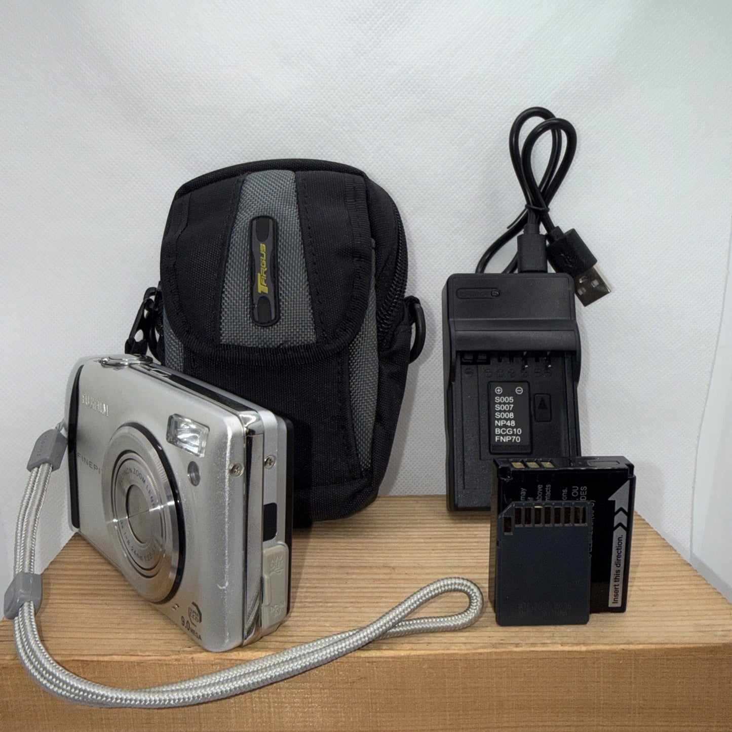 Fujifilm FinePix F47fd 9.0MP Digital Camera Tested + Charger Battery 2GB SD Case