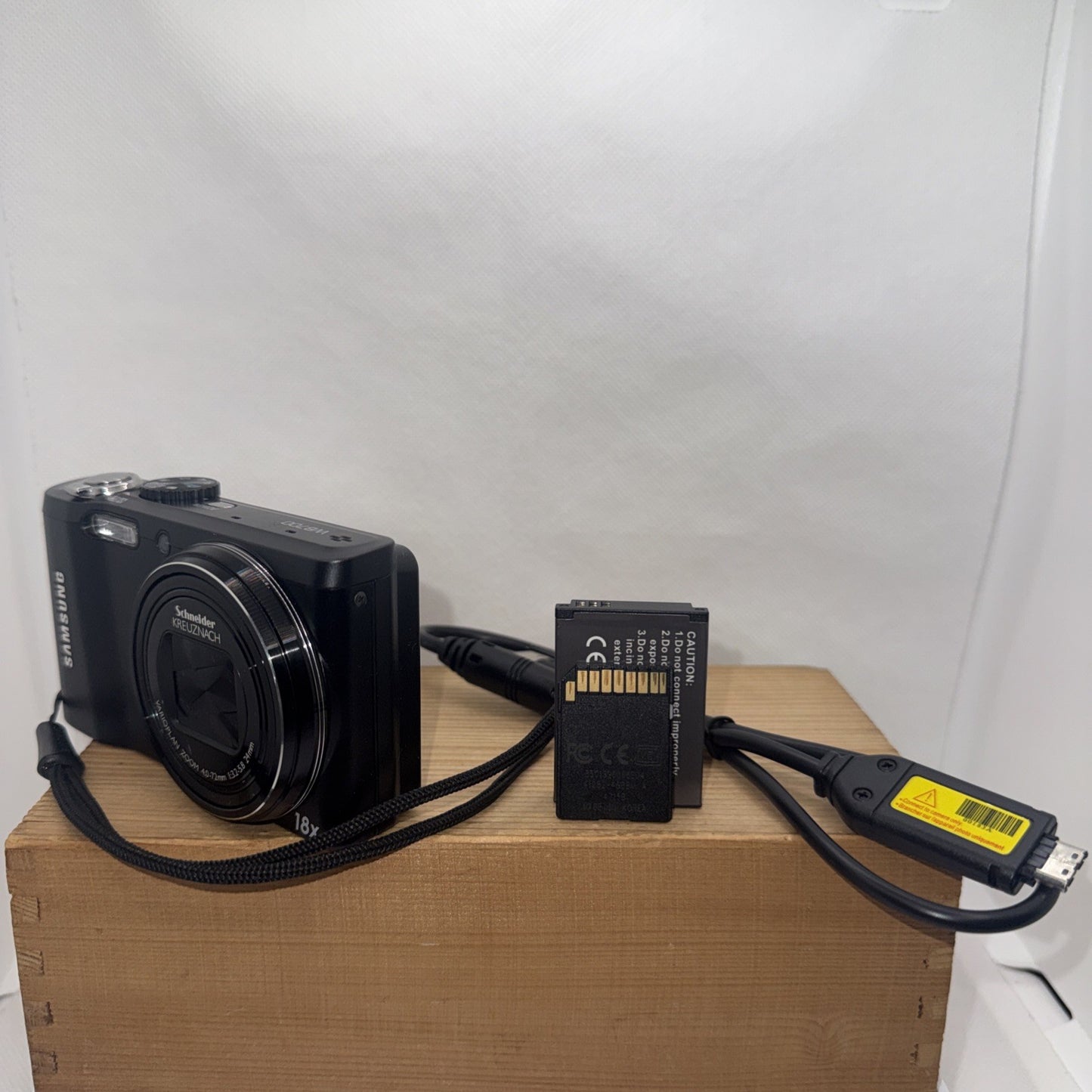 Samsung WB700 14.2MP Digital Camera Tested Working + Charger Battery 4GB SD