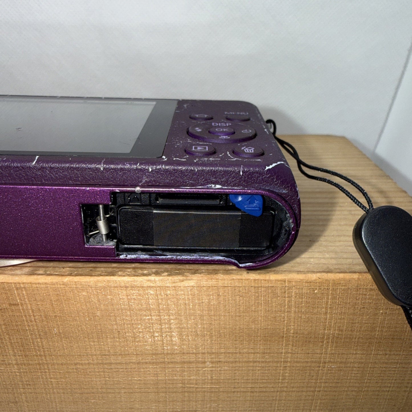 Samsung ST200F 16.1MP Digital Camera *Battery flap missing + Charger Battery 2GB