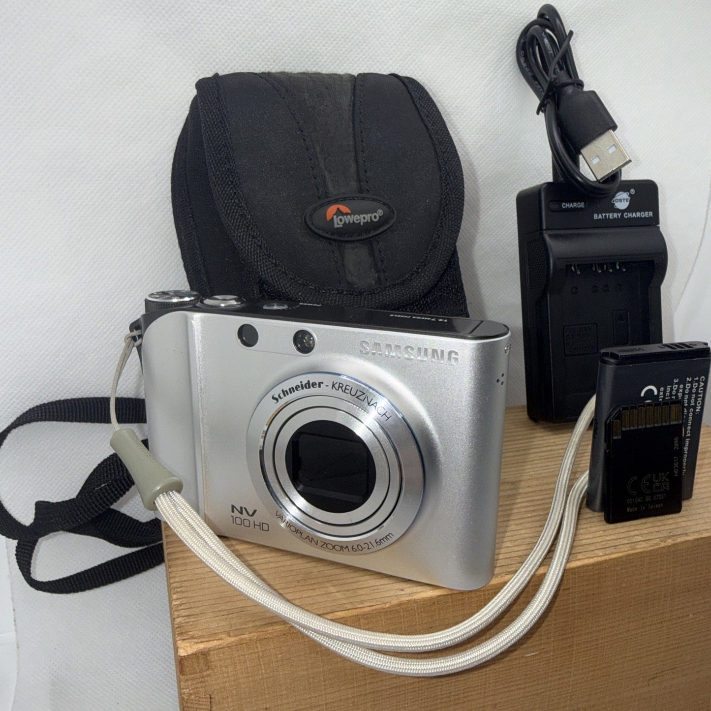 Samsung NV100 HD 14.7MP Digital Camera Touchscreen Tested + Accessories Retro